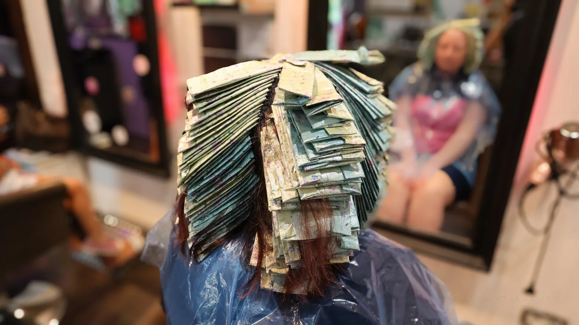 Capelli con meches in lavorazione — INDIE HEAD Hair Studio Capalbio