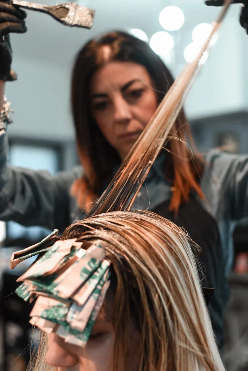 Specialista di sfumature al lavoro — INDIE HEAD Hair Studio Capalbio