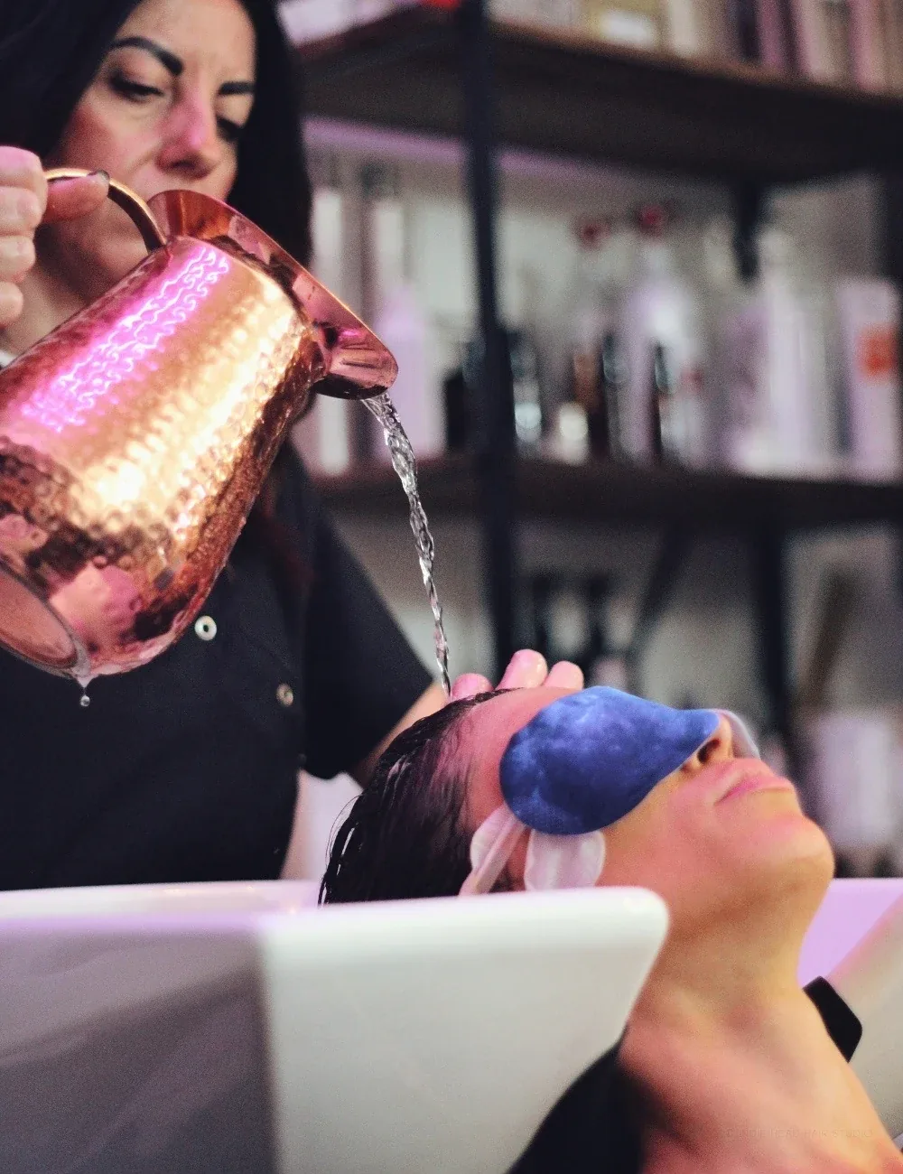 Dettaglio accogliente del salone INDIE HEAD Hair Studio