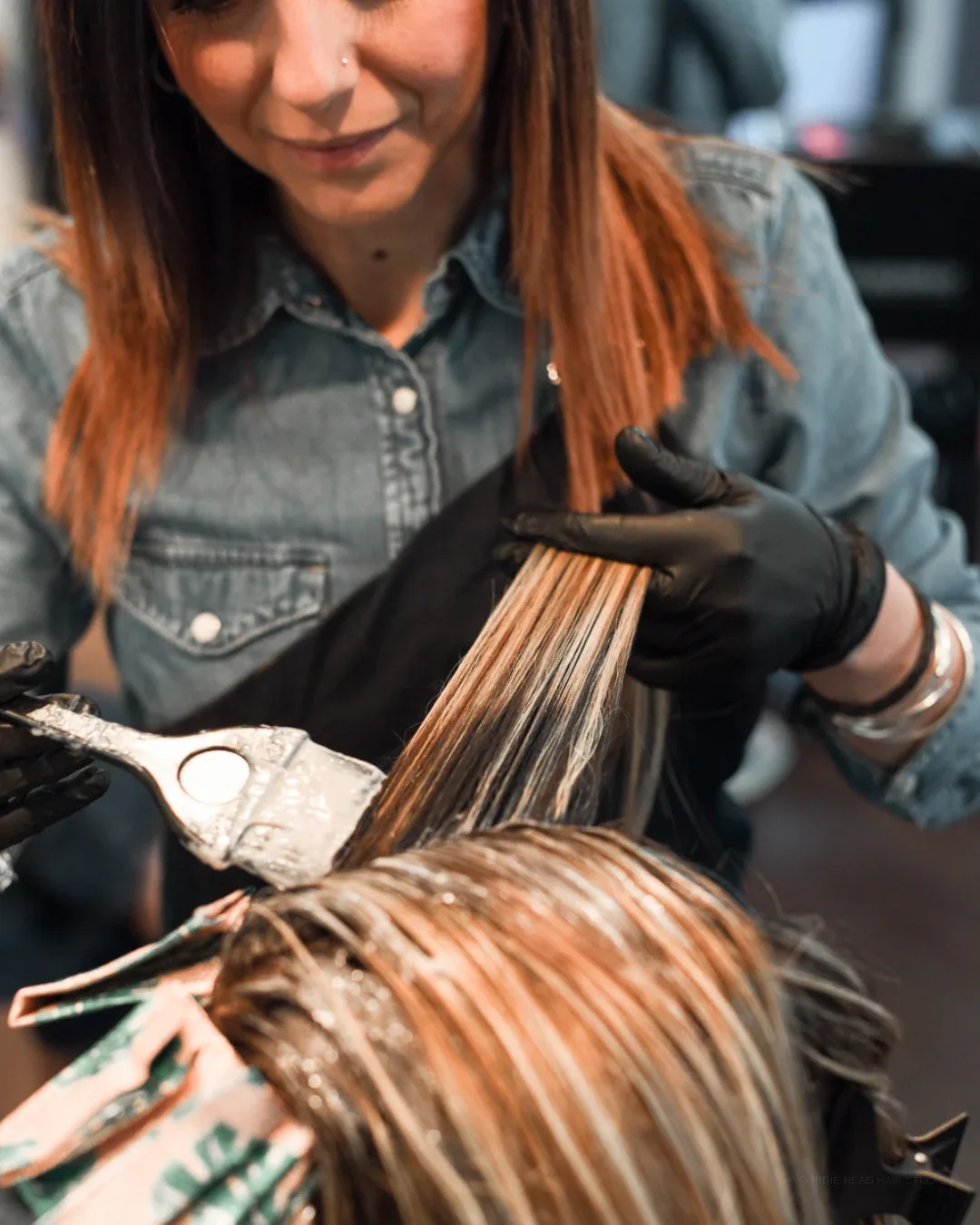 Stilista al lavoro con pennello da colorazione — INDIE HEAD Hair Studio Capalbio