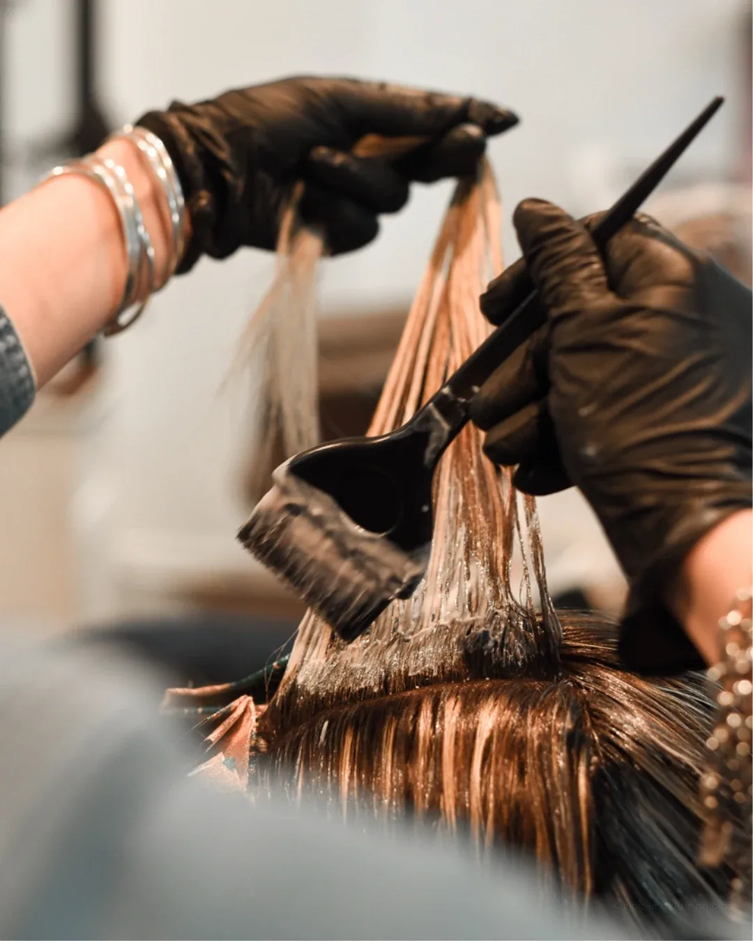Applicazione pennello su lunghezze — INDIE HEAD Hair Studio Capalbio