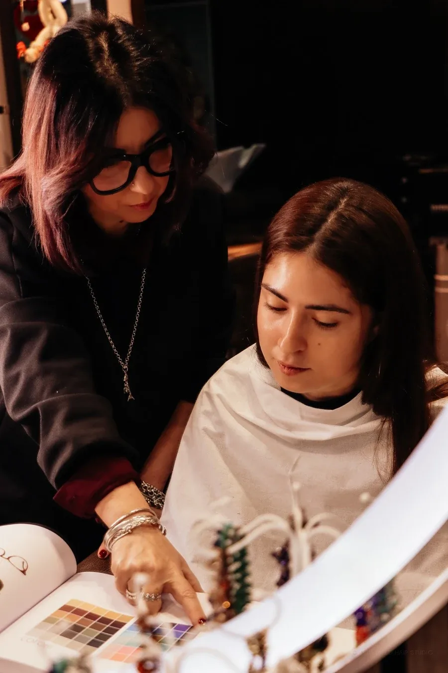 La stilista di INDIE HEAD in ascolto durante una consulenza capelli a Capalbio